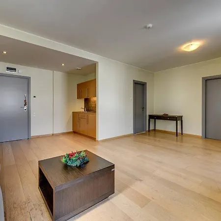 Family In Complex Euphoria, Apartamento
